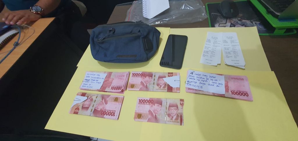 Jual Uang Palsu di Facebook, Kalau Deal, Uangnya Dipaketkan JNE