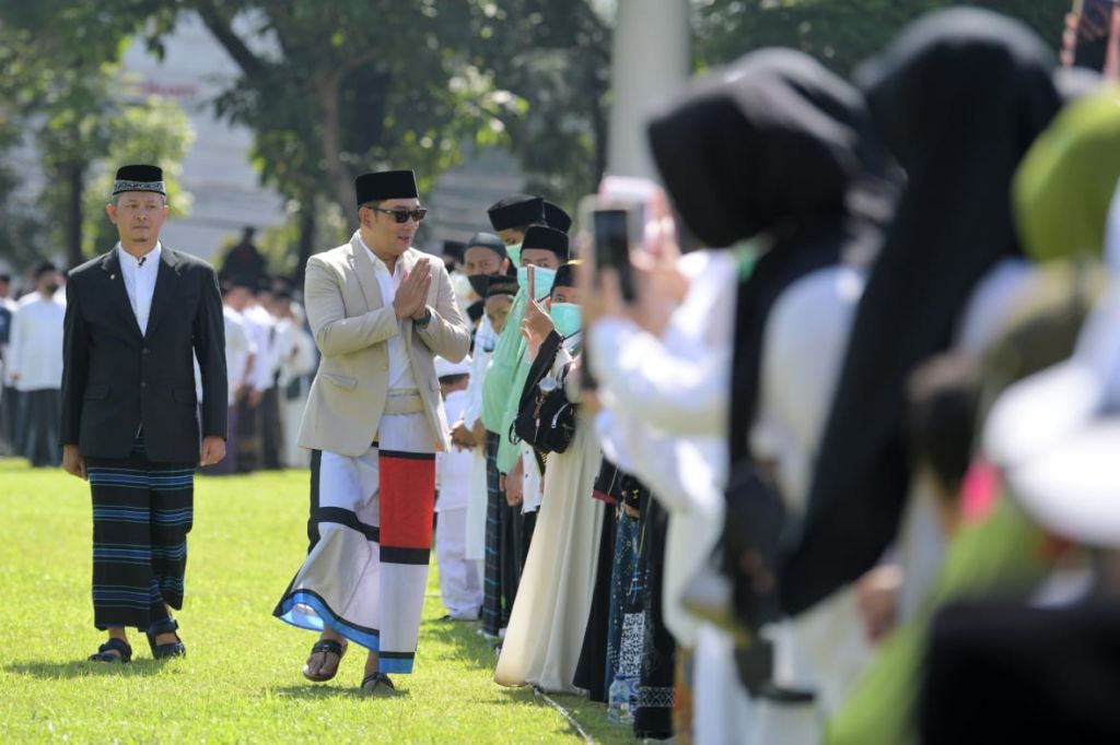 Gubernur Jawa Barat Ridwan Kamil menyerahkan bantuan kepada dua pondok pesantren, yakni Pondok Pesantren Nur Azkia Bogor dan Pondok Pesantren Nurul Huda Depok.