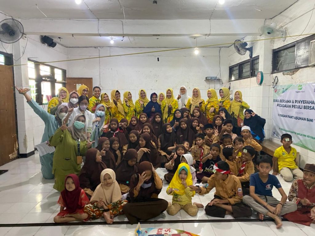 PT Pegadaian bersama Ikatan Istri Karyawan Pegadaian (IIKP) menggelar kegiatan bakti sosial berbagi berkah di bulan suci ramadan.  