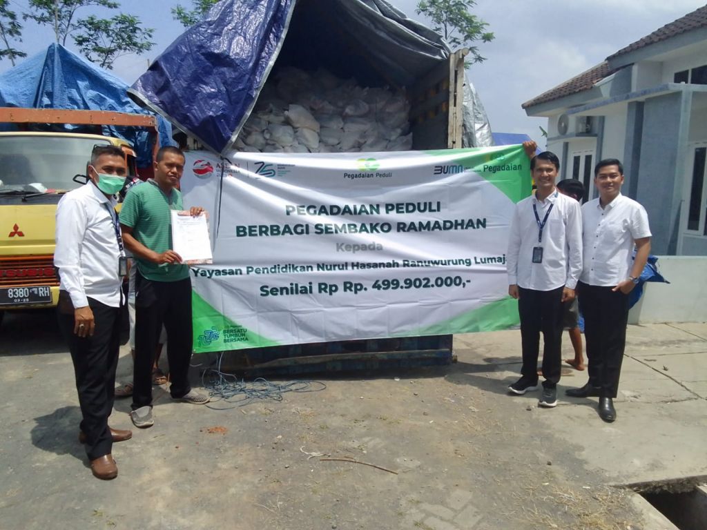 PT Pegadaian Kanwil XII Surabaya menyalurkan bantuan paket berupa sembako seperti beras, minyak goreng, mie instan, telur, sirup, dan berbagai kebutuhan lainnya.