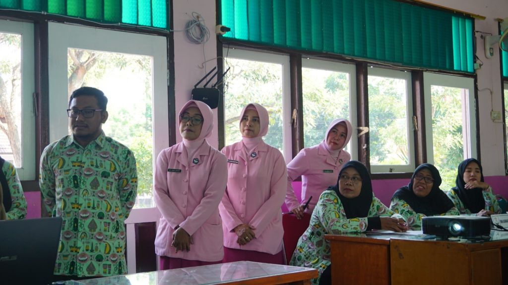 Para guru yang jadi peserta  pelatihan pengembangan Google Sites untuk pembelajaran di SLB Kemala Bhayangkari 2, Sabtu (27/5/2023) lalu. Foto: Aurel