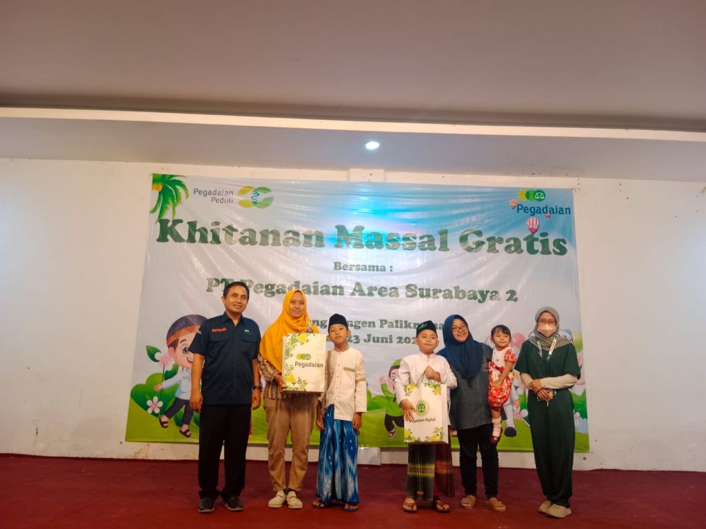 PT Pegadaian Area Surabaya 2 menggelar " Sunat Massal." 