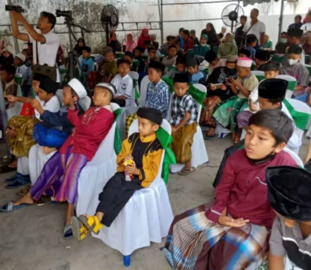 Sebanyak 76 peserta anak laki - laki warga Jember  mengikuti khitanan massal gratis. 