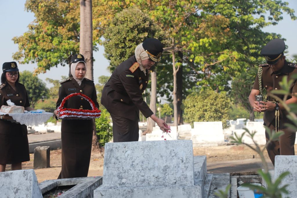 Kejati Jatim Gelar Ziarah dan Tabur Bunga ke Makam Pahlawan Dalam HBA ke-63