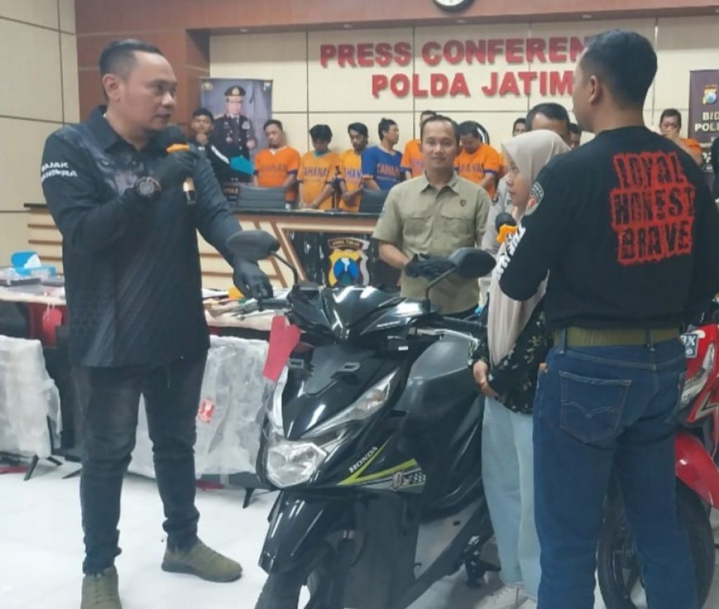 Kasubdit Jatanras AKBP Lintar Mahardono (kiri) mengembalikan ranmor curian kepada pemilik.
