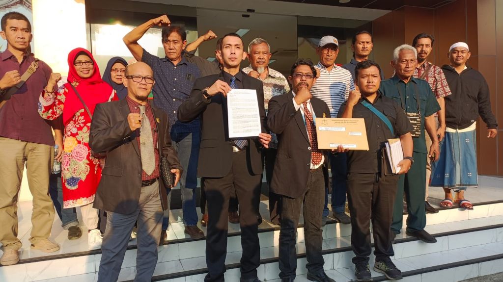 Belasan mantan anggota dprd saat berada di depan gedung Ditrreskrimsus Polda Jatim