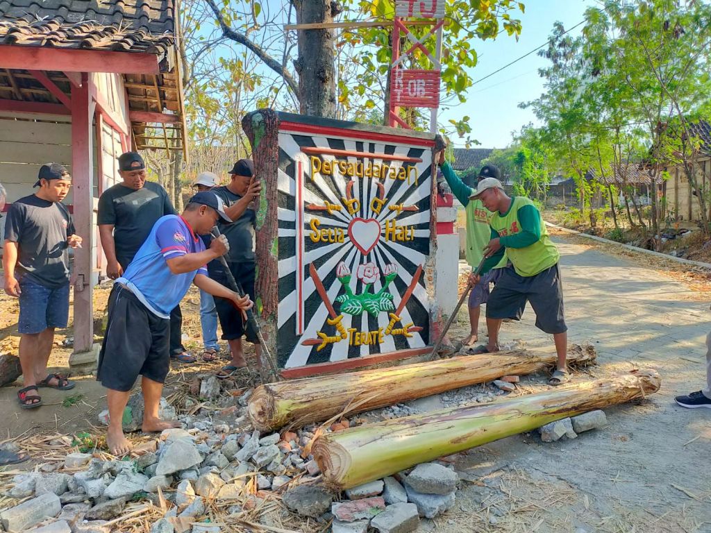 Pembongkaran tugu perguruan silat di Ngawi