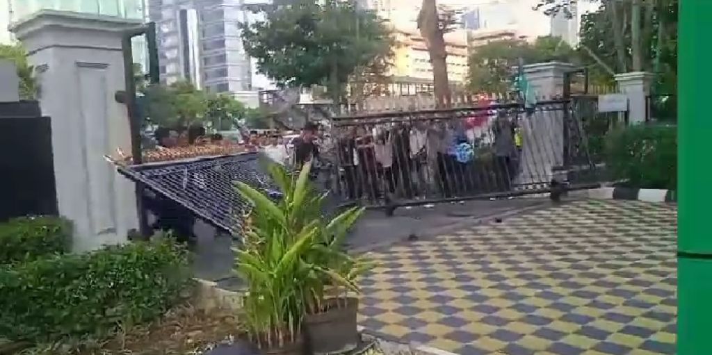  Demonstrasi di depan Kantor Kementerian Investasi/Badan Koordinasi Penanaman Modal yang berada di jalan Gatot Subroto, Jakarta Pusat, pada Kamis (5/10/2023) sore. Foto: Rizky