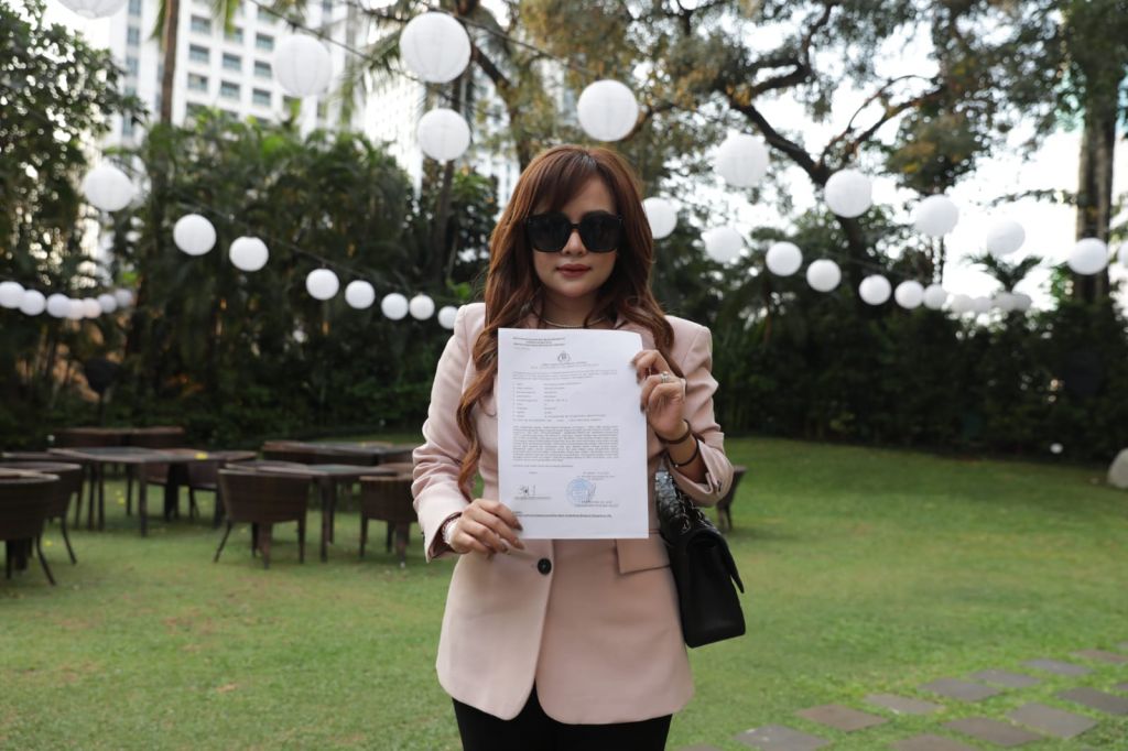 Selebgram Cantik Ini Berseteru dengan Pengacara Gara-gara uang Miliaran