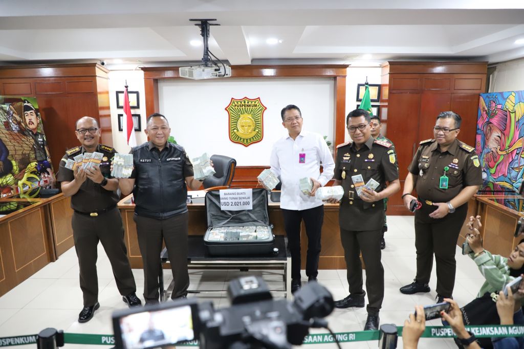 Dua Tersangka BTS Kominfo Kembalikan Kerugian Negera ke Kejagung Senilai USD 2.021.000