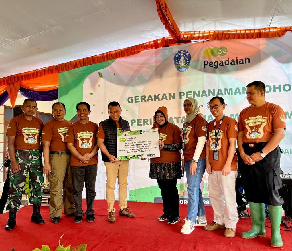 PT Pegadaian bersama Pemerintah Kabupaten Ponorogo, memperingati Hari Menanam Pohon Indonesia (HMPI) dengan melaksanakan gerakan penanaman pohon. Foto: Pegadaian
