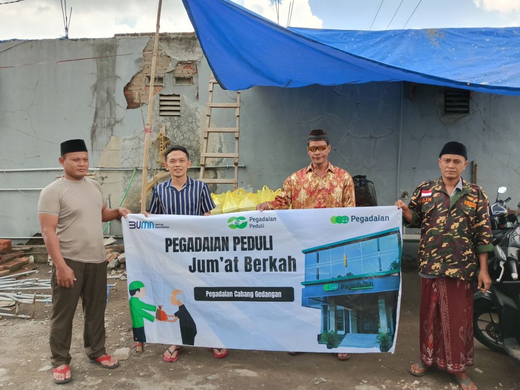 Program Mengetuk Pintu Langit melalui kegiatan Jum’at berkah membagikan 14.000 makanan siap saji kepada masyarakat sekitar di seluruh cabang kantor Pegadaian.