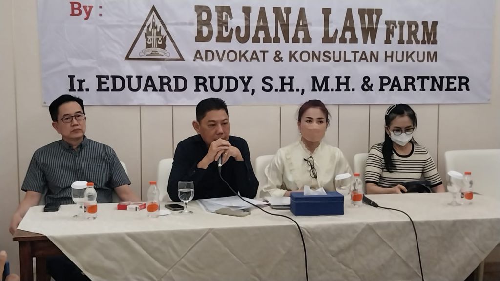 Ir. Eduard Rudy SH. MH mengelar konpers bersama keluarga Tatok Purwanto
