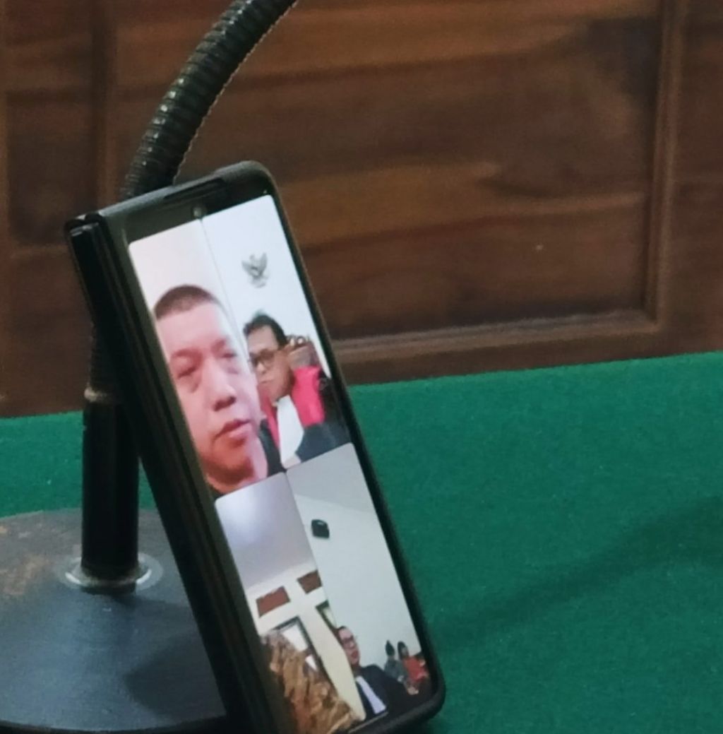 Terdakwa saat menjalani sidang secara daring