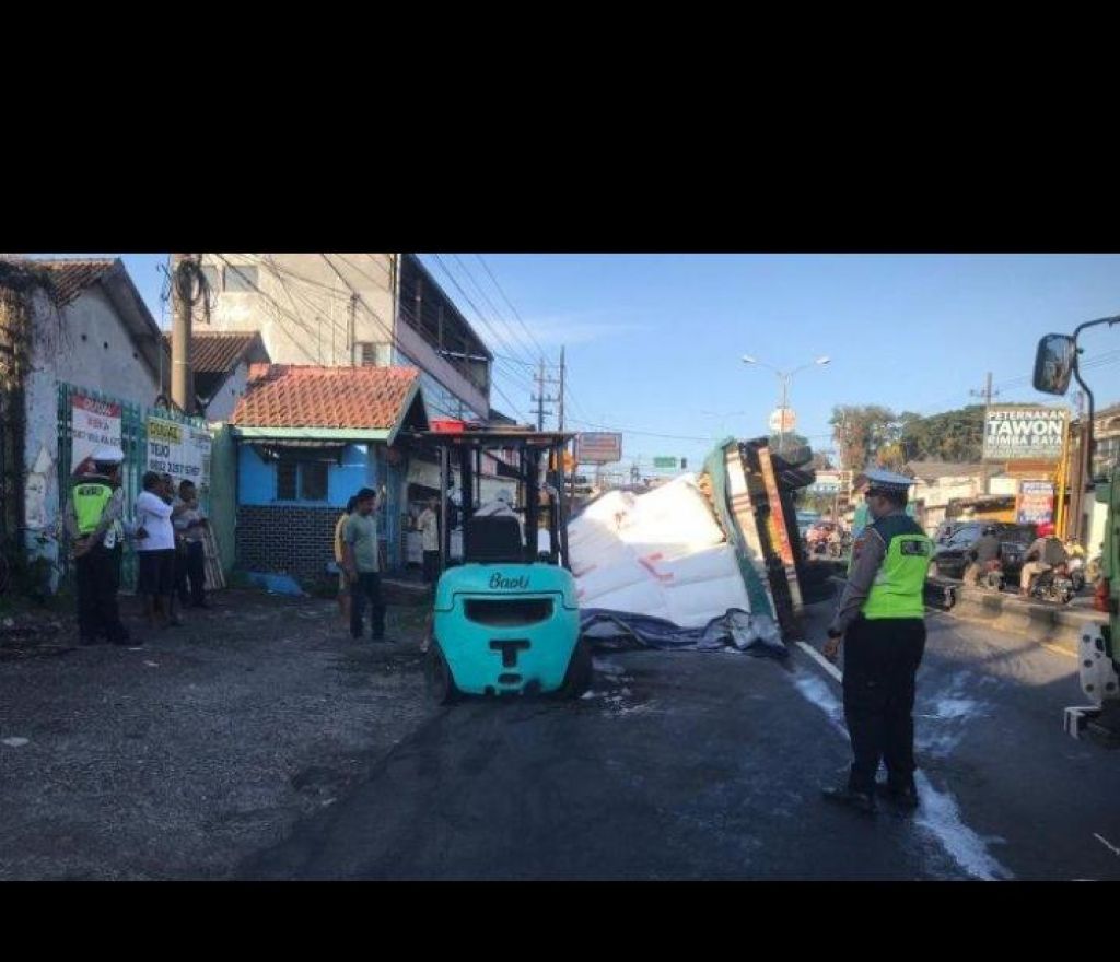 Evakuasi Truk Terguling