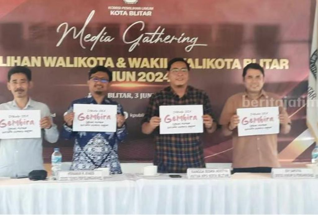 Komisioner KPU Kota Blitar saat mensosialisasikan tagline Pilwali Blitar