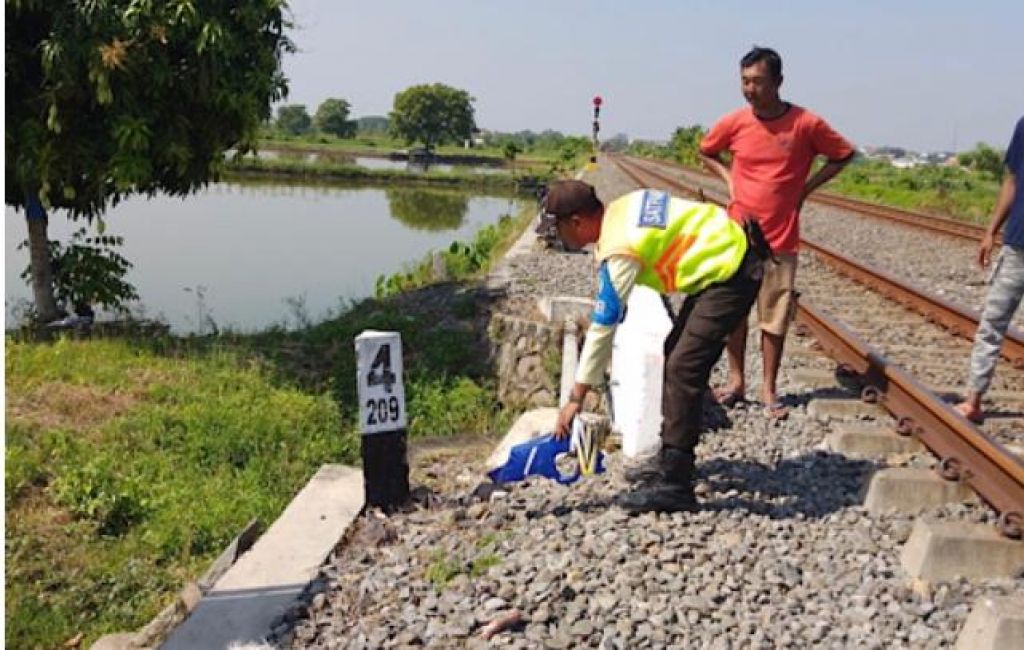 Petugas saat evakuasi korban kecelakaan lama kereta api 