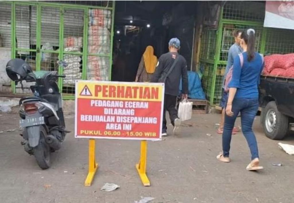 Plang imbauan untuk pedagang eceran dipelataran pasar sayur Magetan