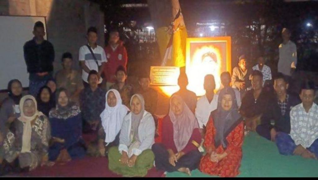 Warga Kediri menggelar tasyakuran hari lahir  Bung Karno 