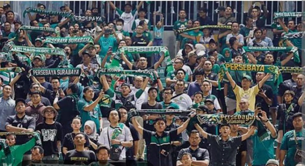 Bonek saat memberikan dukungan Persebaya Surabaya