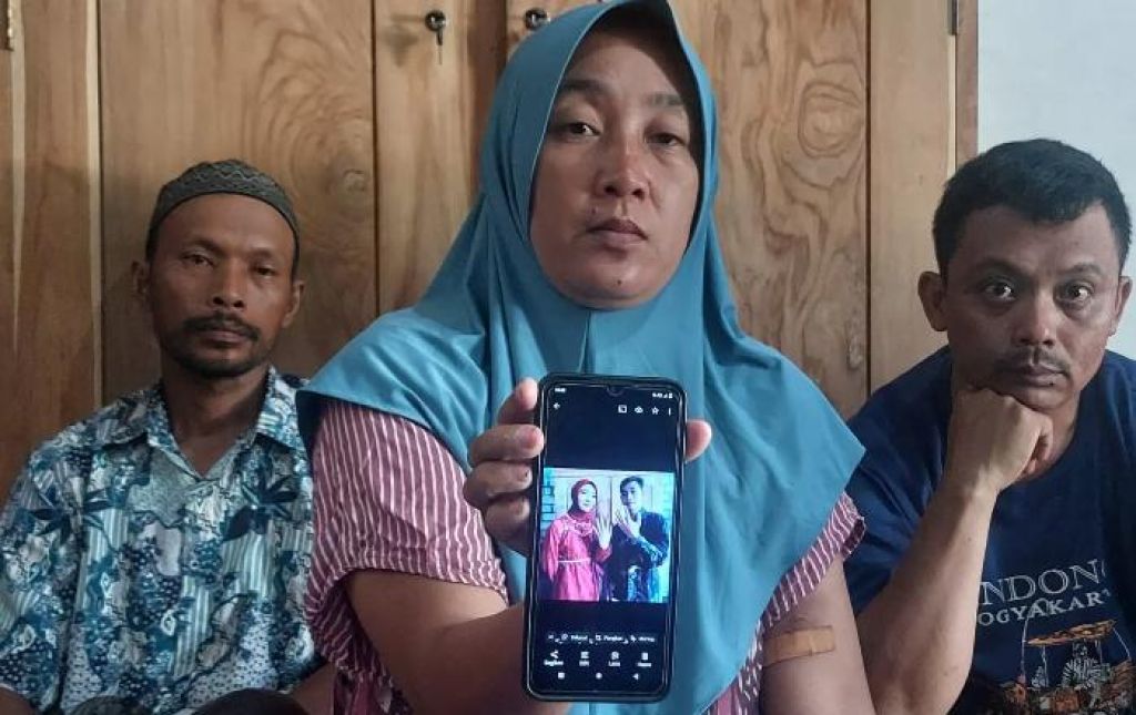 Ibu korban Suntari saat melihatkan foto anaknya
