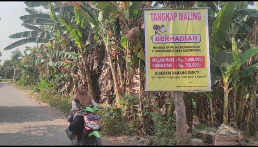 Warga dusun Bulurejo Nganjuk , memasang spanduk sayembara tangkap maling