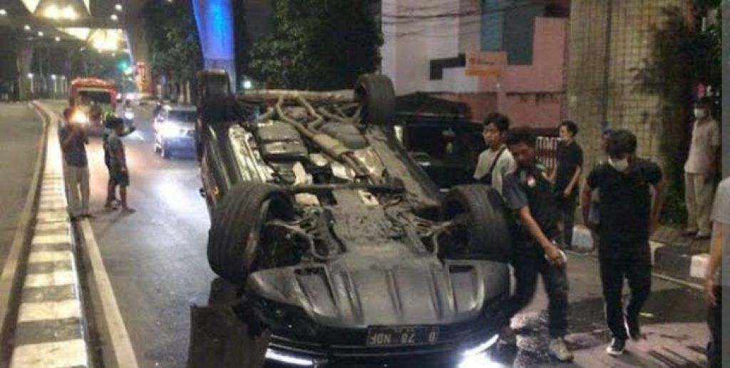 Mobil Innova yang terbalik