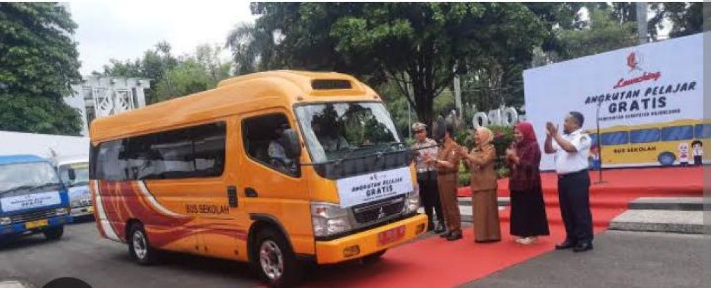 Armada bus bagi pelajar Bojonegoro gratis