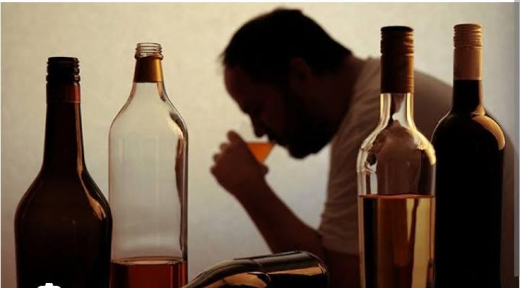 Gambar ilustrasi seseorang meminum alkohol