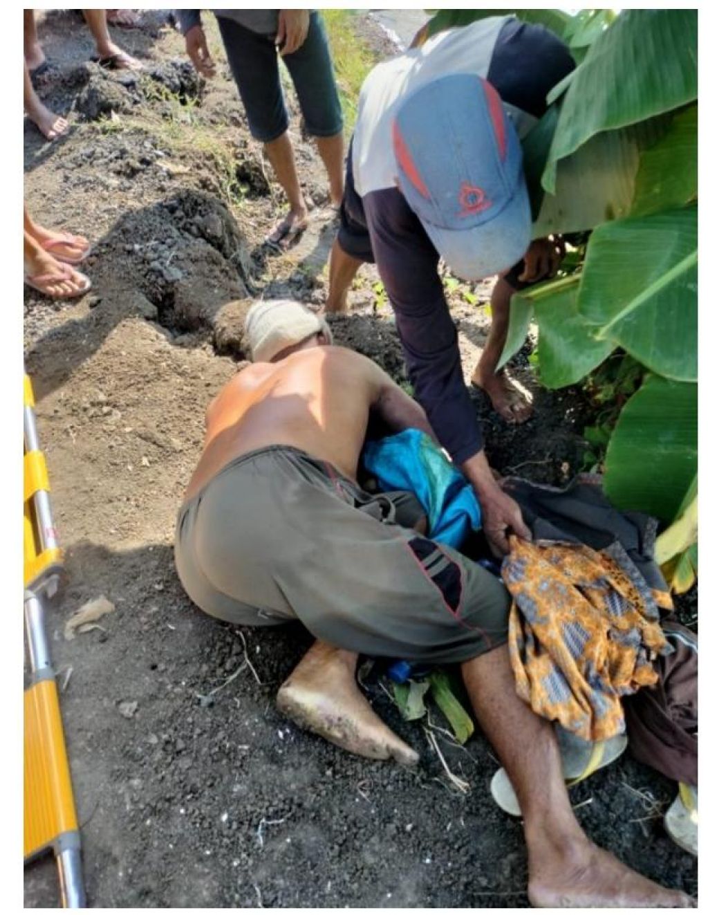 Jasad kakek yang di temukan oleh warga 