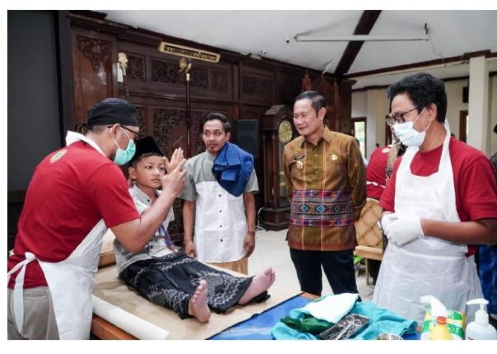 Bupati Lamongan Yorohnur Efendi mininjau sunatan massal 