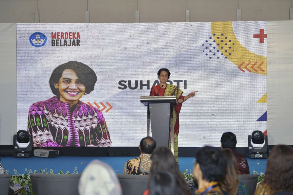Sekretaris Jenderal Kementerian Pendidikan, Kebudayaan, Riset dan Teknologi Suharti dalam Pembekalan Kepulangan Progam Beasiswa Darmasiswa RI Tahun Akademik 2023/2024.