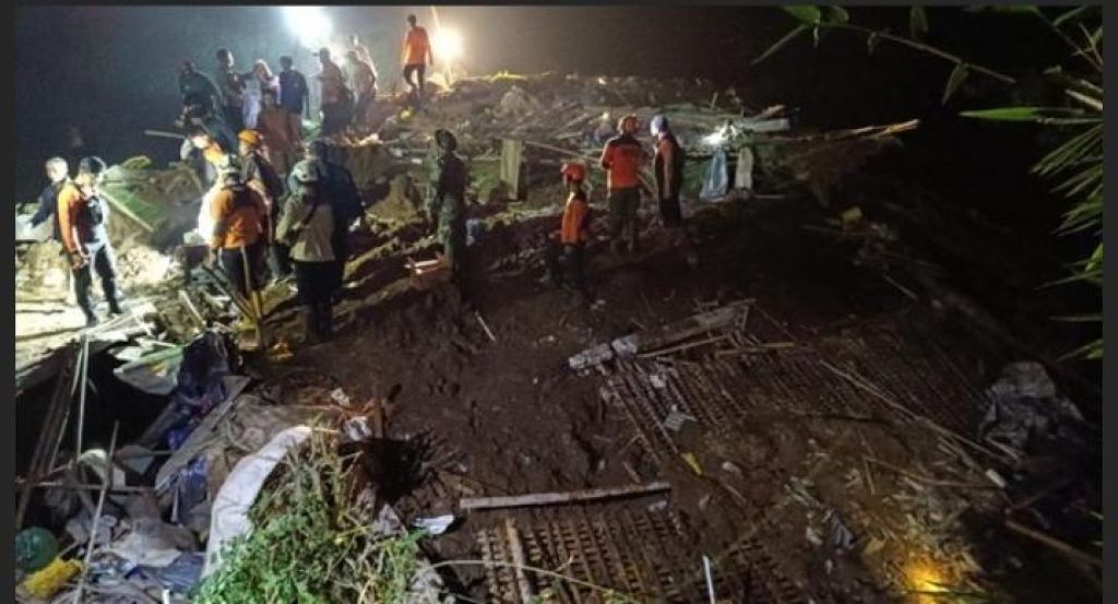 Pencarian korban di Blitar
