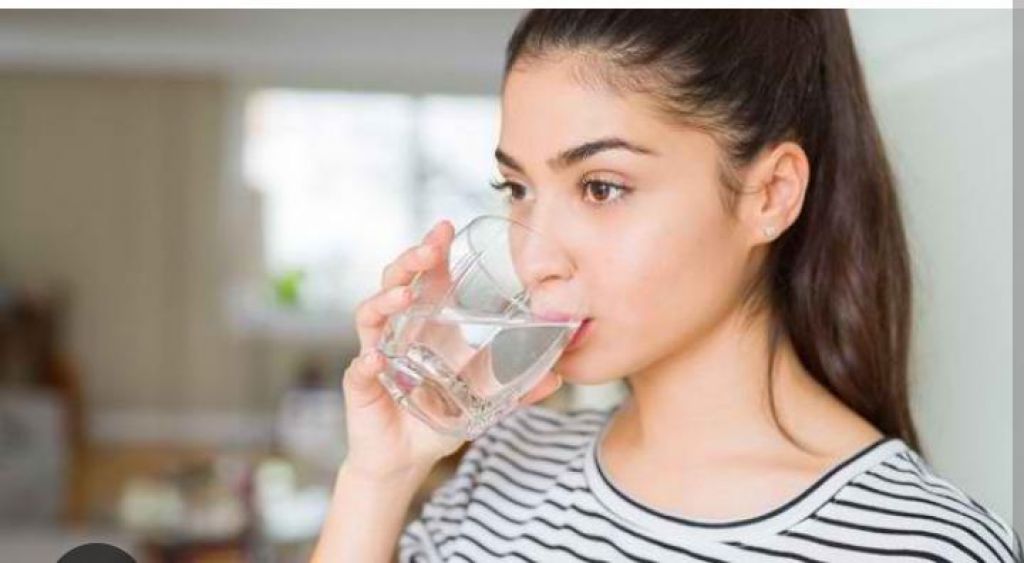 Ilustrasi minum air putih
