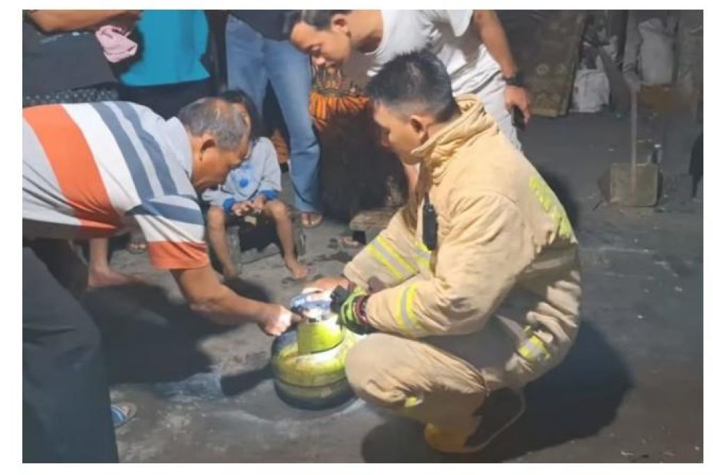 Damkar saat mau memadamkan api
