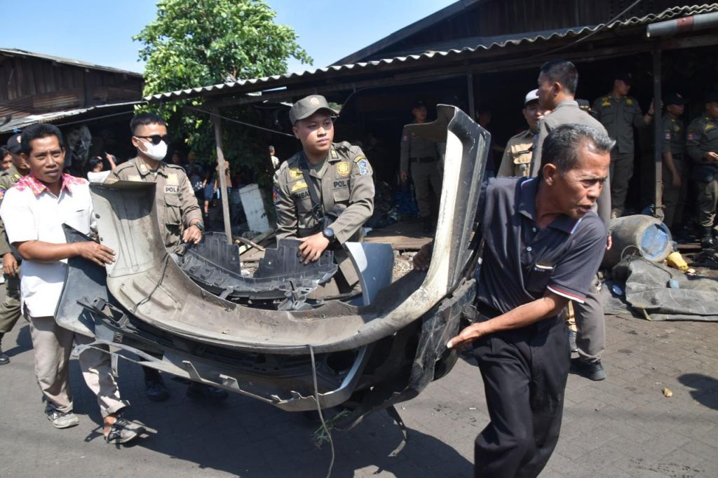 Penertipan PKL di Kawasan Pasar Loak, Surabaya