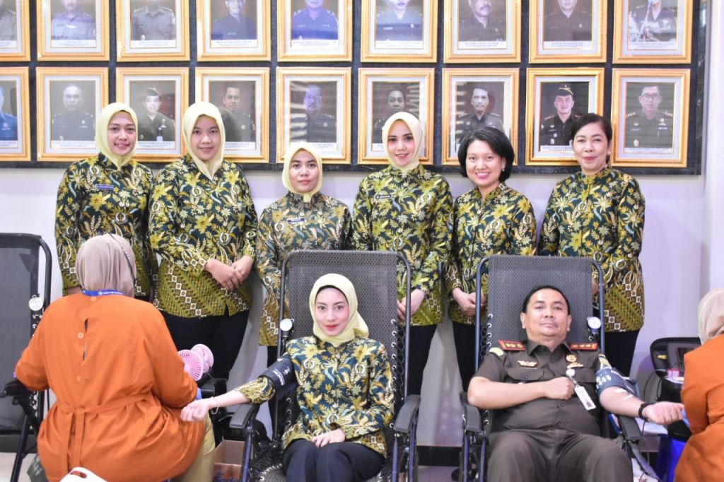 Kajari Tanjung Perak Ricky Setiawan dan istri mengikuti donor darah
