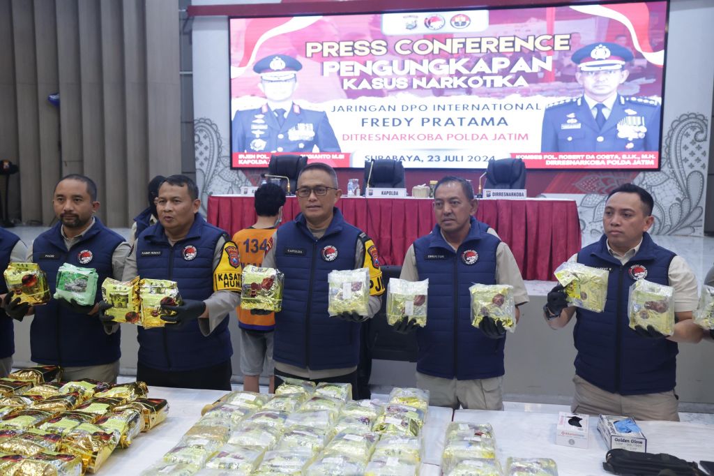 Kapolda Jatim Irjen Pol. Imam Sugianto (tengah) saat rilis pengungkapan narkoba