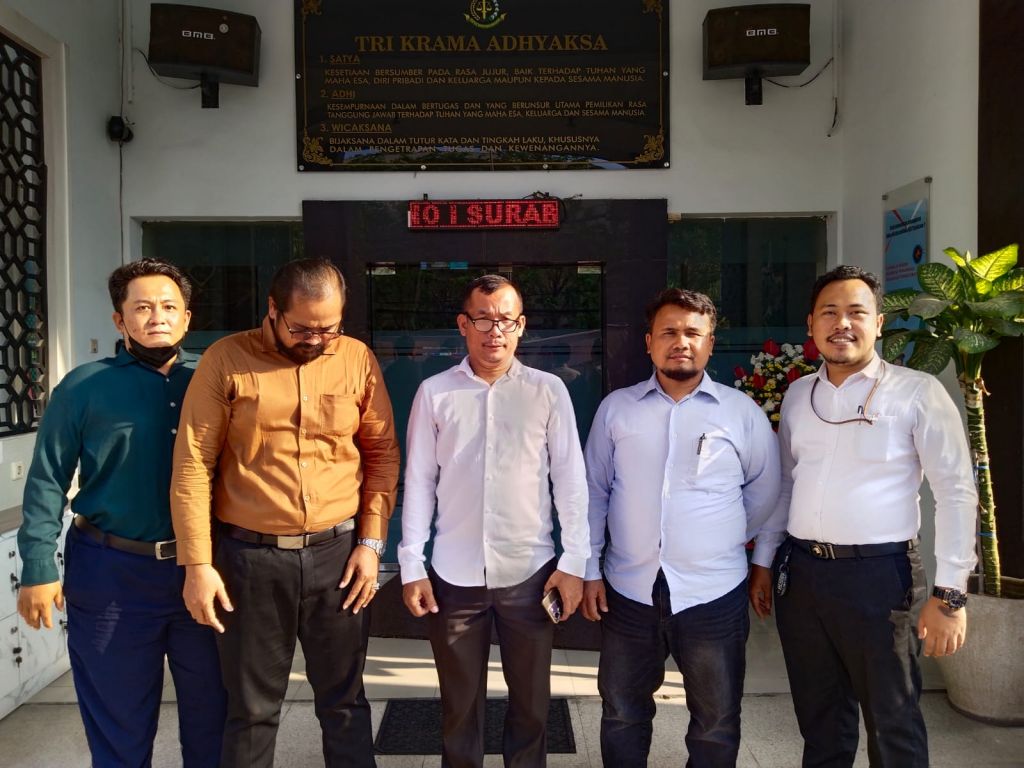 Tim kuasa hukum PSI Surabaya di depan Kantor Kejari Perak