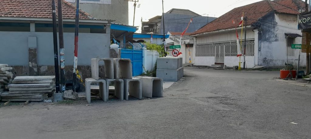 Foto : Bahan Material yang Menumpuk di sekitaran jalan Krembangan Besar dan Jagaraga. Surabaya.