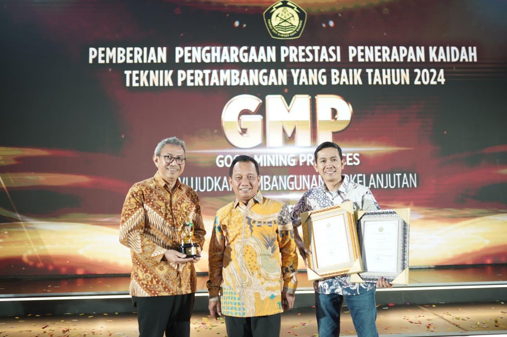 Perwakilan PT BSI saat menerima penghargaan dari Kementerian ESDM