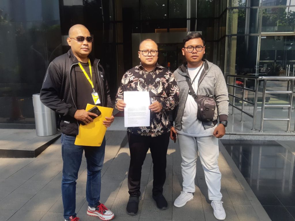 Gerakan Pemuda Anti Korupsi Brandon, saat berunjuk rasa di depan Gedung KPK, Jakarta, Jumat (11/10/2024). 