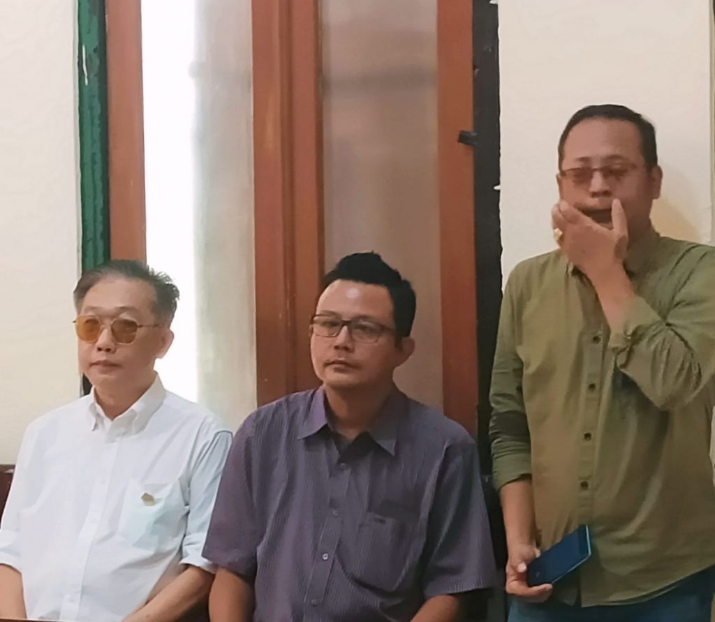Effendi Pudjihartono (kiri) saat berada di ruang sidang PN Surabaya