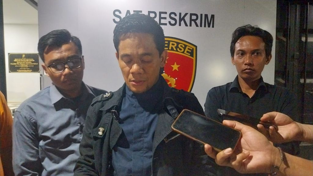 Sulaisi Abdurrozaq , kuasa hukum KA saat berada di Polres Tanjung Perak