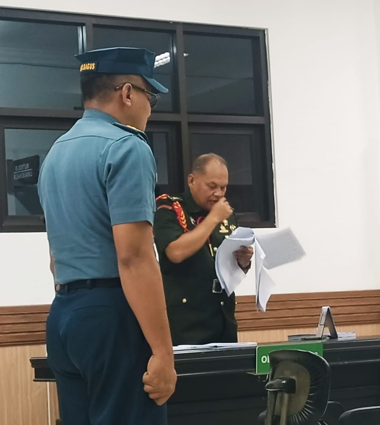 Terdakwa saat mendengarkan pembacaan tuntutan Oditur.