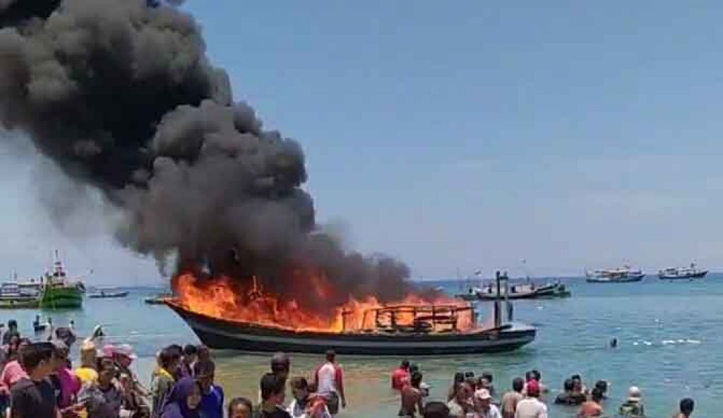 Kapal Motor Bermuatan Solar Terbakar di Pantai Gili Ketapang