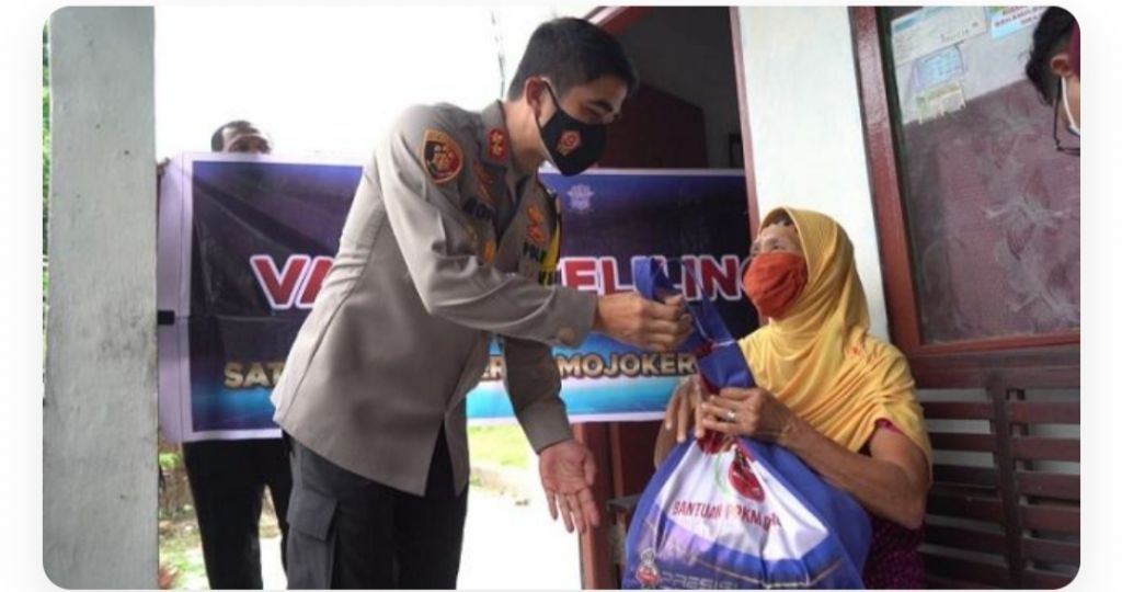 Kapolresta Mojokerto AKBP Rofiq Ripto Himawan, S.I.K., S.H., M.H. saat membagikan bansos kepada kepada salah satu lansia di Mojokerto.