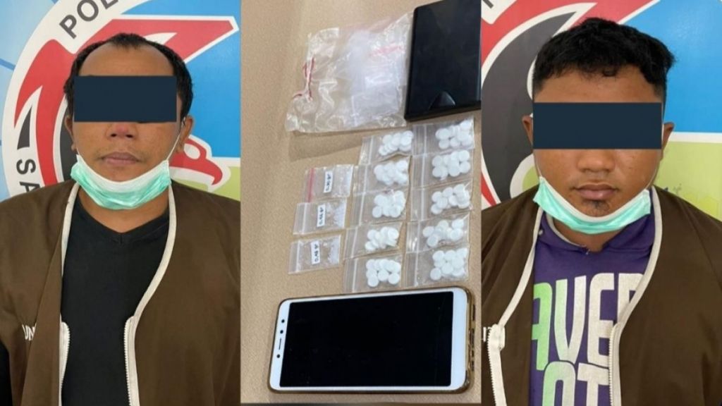 Kedua pelaku dan barang bukti yang di amankan polisi 