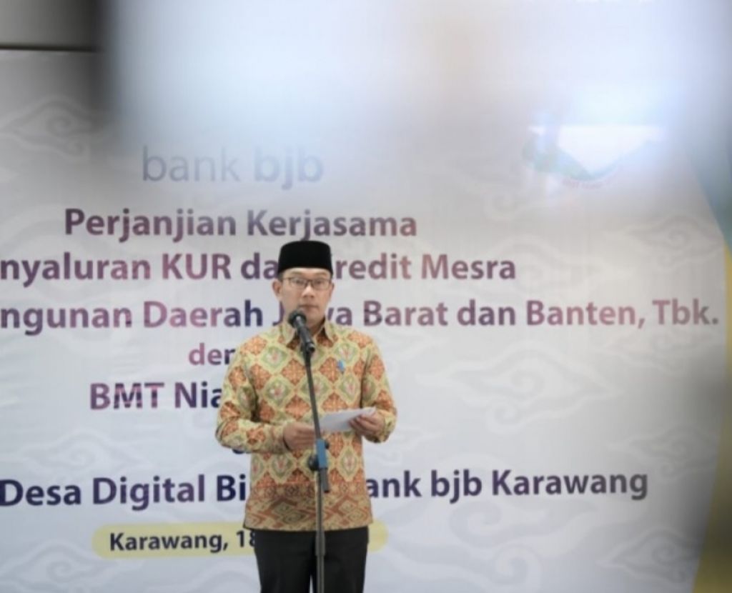 Gubernur Jawa Barat meresmikan desa digital Parakan binaan bank bjb Karawang. 