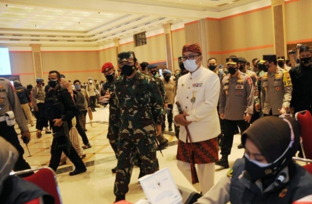 Pada hari pertama vaksinasi Kamis (10/6/2021), Gubernur Jawa Barat Ridwan Kamil mendampingi Panglima TNI Marsekal Hadi Tjahjanto dan Kapolri Jenderal Listyo Sigit Prabowo ke lokasi penyuntikan di Grand Ballroom Sudirman, Kota Bandung.